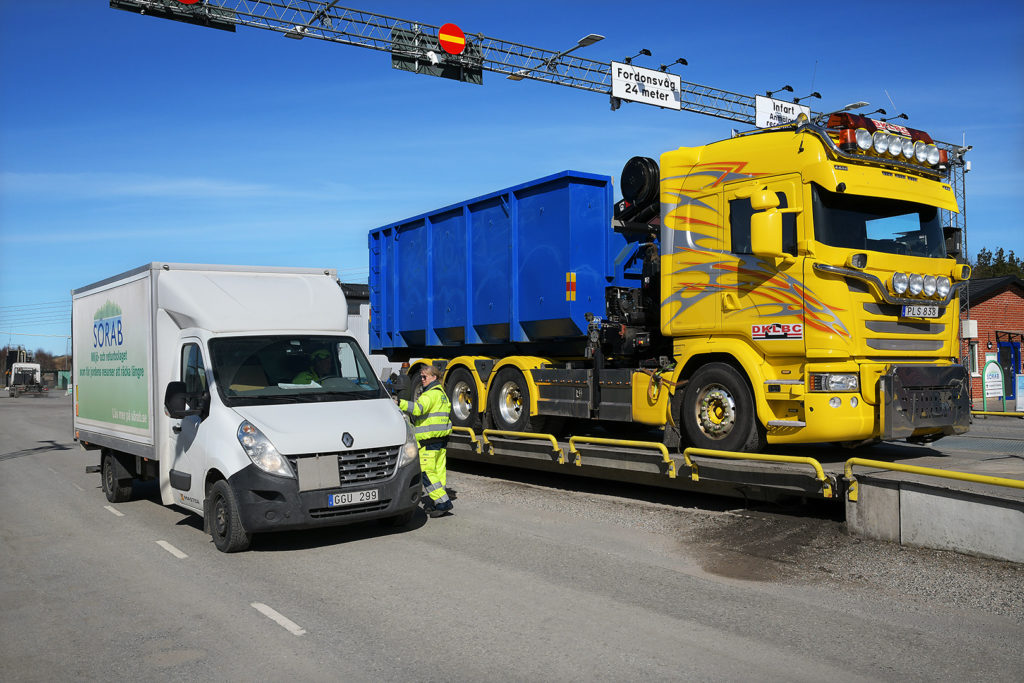En tung lastbil och en lätt lastbil på fordonsvågen på Hagby