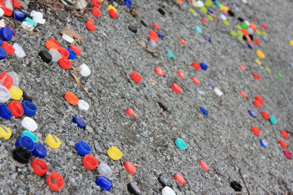 massa färgglada plastkorkar på marken