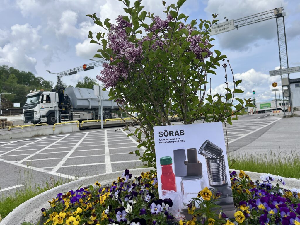 SÖRABs årsredovisning i ett blomsterarrangemang på Hgby