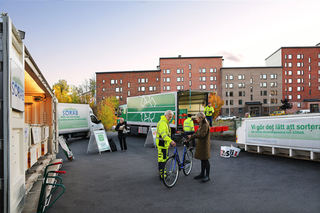 Mobila återvinningscentralen i ett tätbebyggt bostadsområde