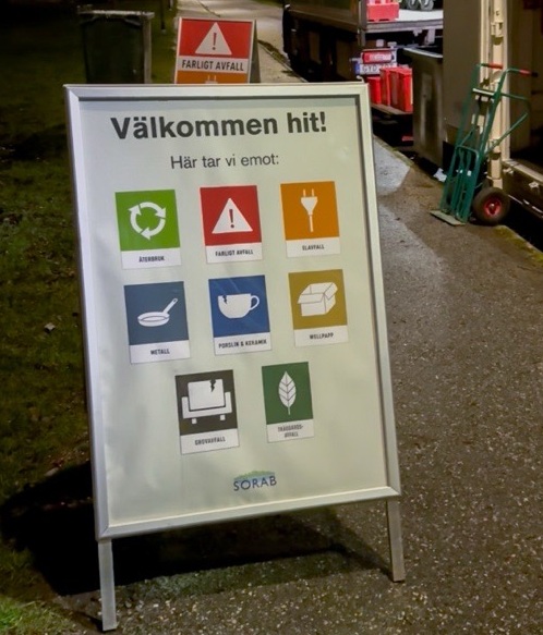 Affisch med ikoner på de fraktioner som tas emot på mobila åvc