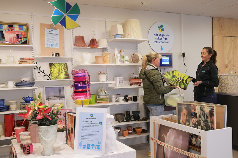 Kund diskuterar ett objekt i Returchansen med Helena på returpunkt Solna centrum