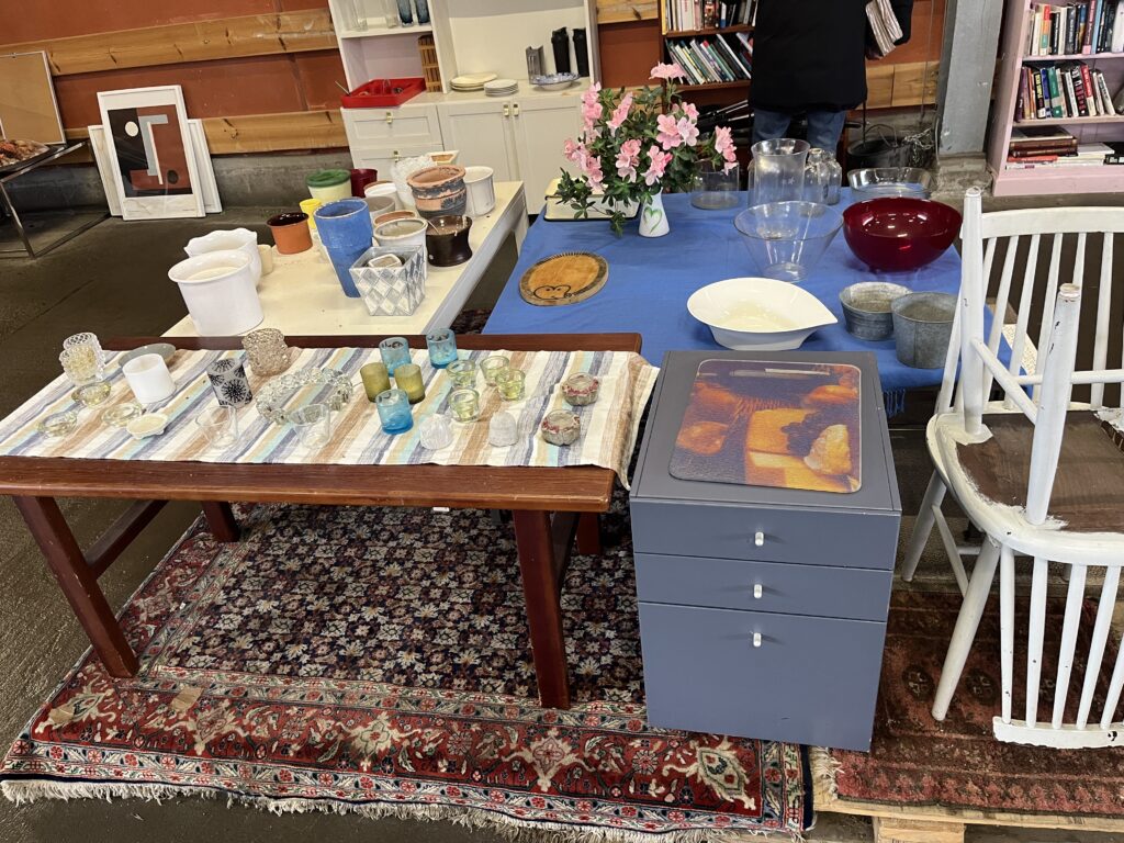 Fåtöljer och andra grejer som skänks bort gratis i Returchansen