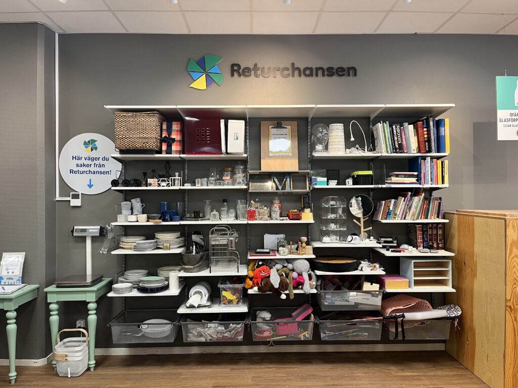 Returchansen - hyllor med massa saker att fynda