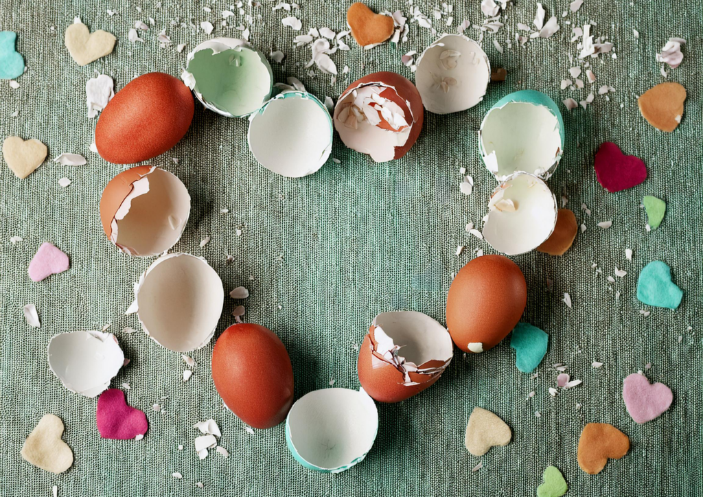 Äggskal på en bordsduk formade till ett hjärta